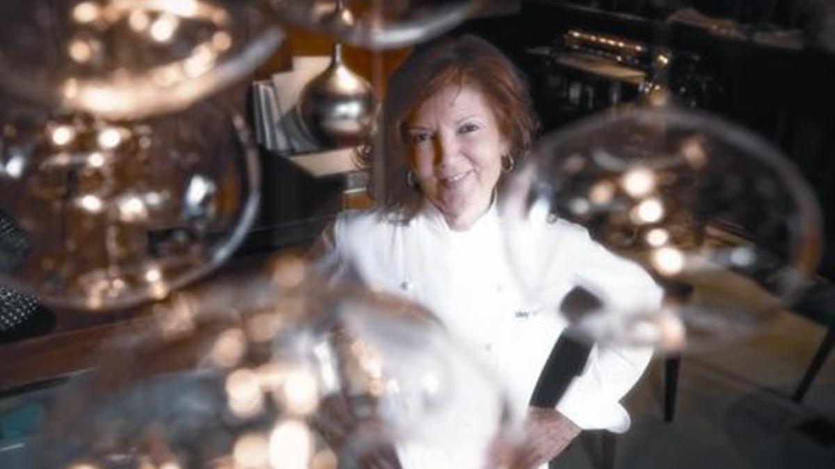 Mey Hofmann, a la entrada de su restaurante,  distinguidocon una estrella Michelin.