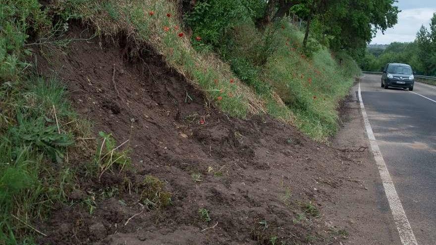 Desprendimiento de tierras en la Carretera de Carrascal por la tormenta.