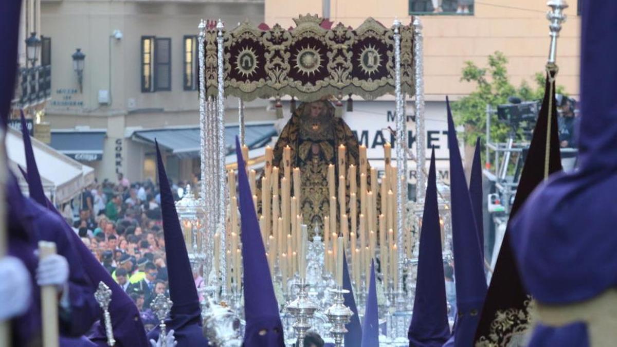 La Virgen del Amor Doloroso, antes de subir la rampa de la Catedral.