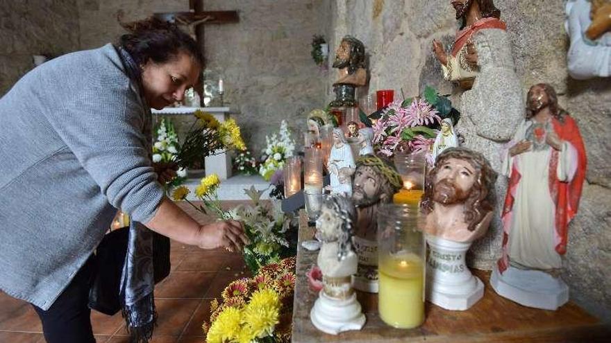 Flores y velas fueron las protagonistas durante el día de ayer. // G.S.