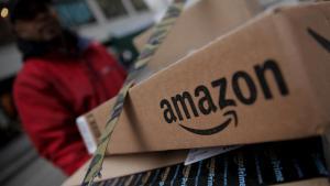 Varios paquetes de Amazon amontonados