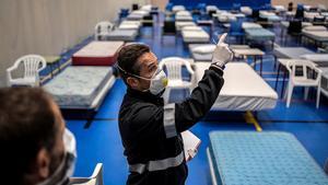 GRAF4221. LEGANÉS, 01/04/2020.- Fotografía facilitada por Medicos Sin Fronteras.- Vista del interior del hospital de campaña habilitado por el Ayuntamiento de Leganés en el pabellón deportivo Carlos Sastre, que ha comenzado a prestar servicio este miércoles con 30 camas de hospitalización para enfermos de coronavirus, ha informado el consistorio en una nota de prensa.- EFE/Olmo Calvo/NO VENTAS/NO ARCHIVO