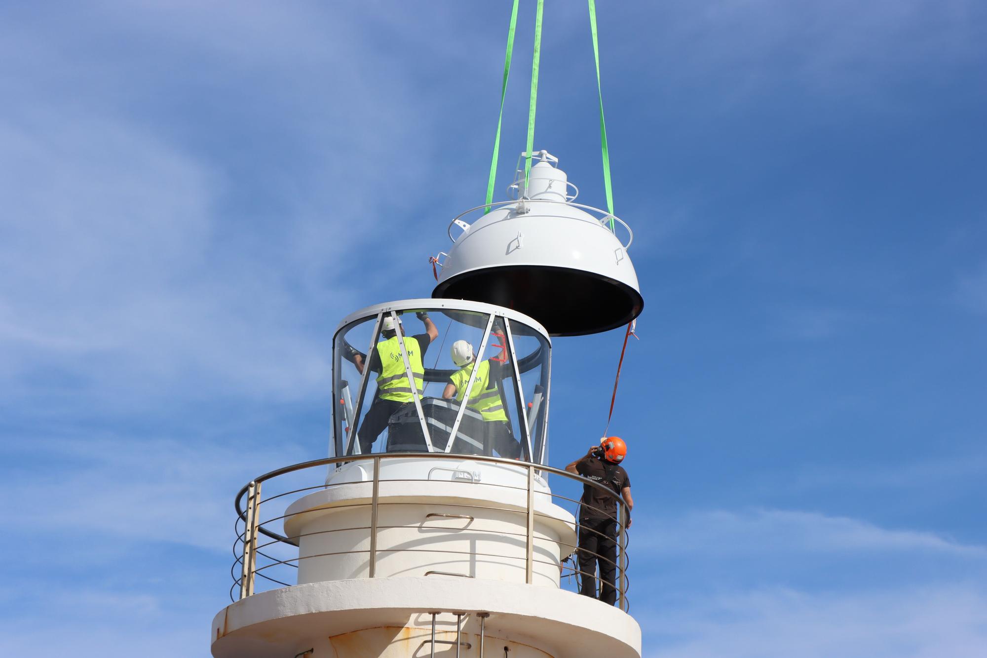 La APB sustituye la linterna del faro de Tramuntana en sa Dragonera