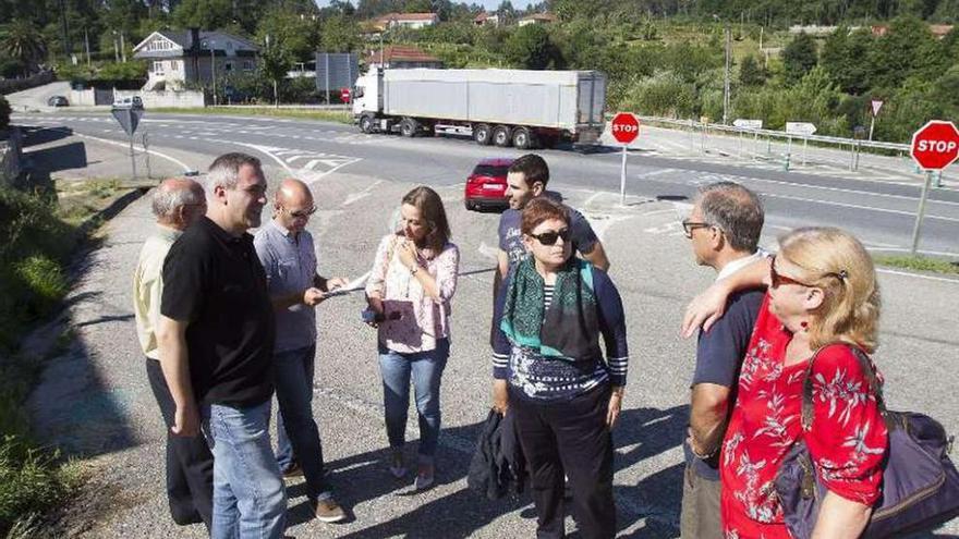 Olaia Fernández, en el centro, ayer en el cruce de Os Valos.