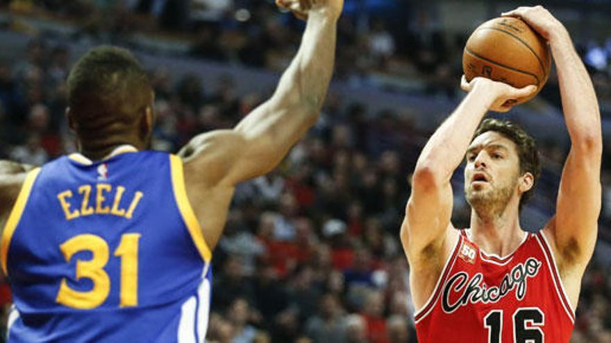 Stephen Curry guía a los Warriors a la victoria ante los Bulls