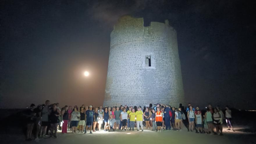 La luna llena sobre ses Salines