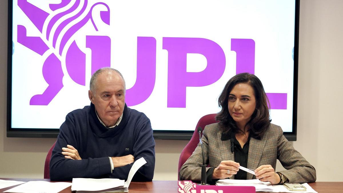 La secretaria general de UPL, Alicia Gallego, y el portavoz en el Ayuntamiento de León, Eduardo López Sendino, comparecen para hablar sobre la contratación de los conciertos del 23 de abril.