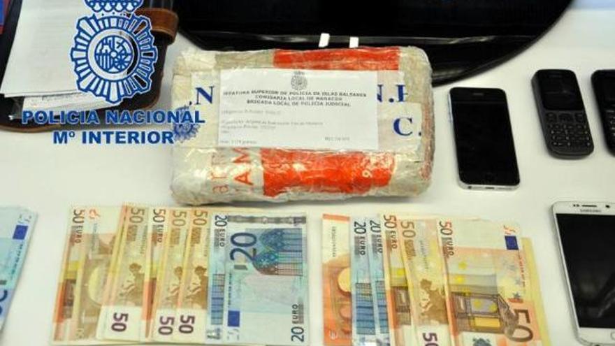 La droga y el dinero intervenidos tras la detención de cuatro narcotraficantes.