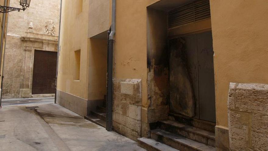 La puerta trasera del museo con los efectos del fuego. Foto: Vicent M. Pastor