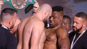 Tyson Fury y Francis Ngannou, durante el pesaje oficial