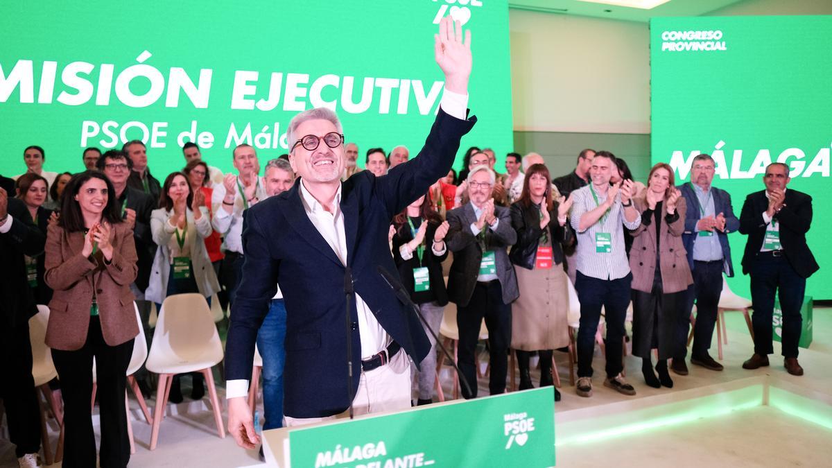 Josele Aguilar, en primer plano, acompañado por los miembros de la nueva Ejecutiva.