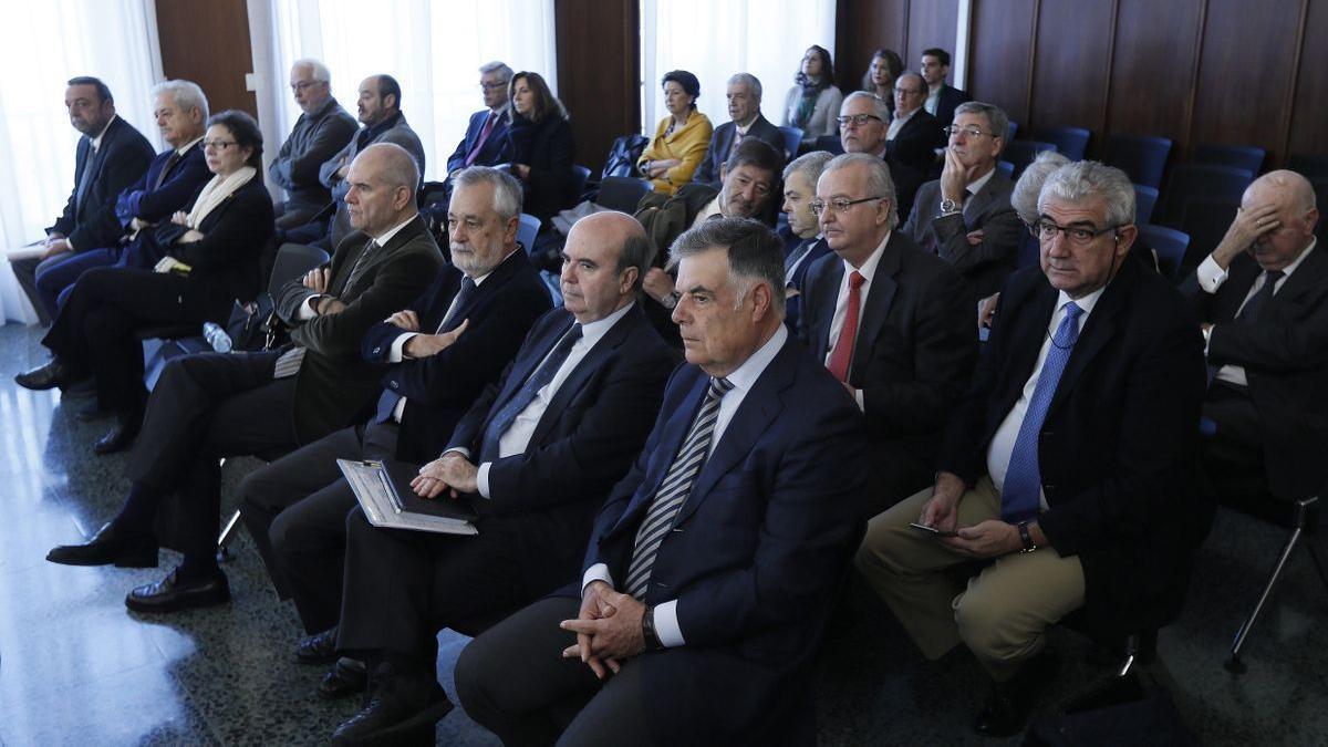 Los acusados de los ERE esperando la sentencia de la Audiencia Provincial de Sevilla.