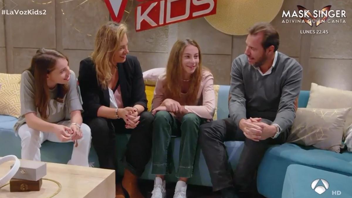 Carmen Puente, hija del alcalde de Valladolid, en La Voz Kids junto a su familia.