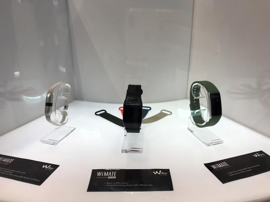 La francesa Wiko también ha entrado en el mundo de los relojes inteligentes con varios modelos de diferente formato.
