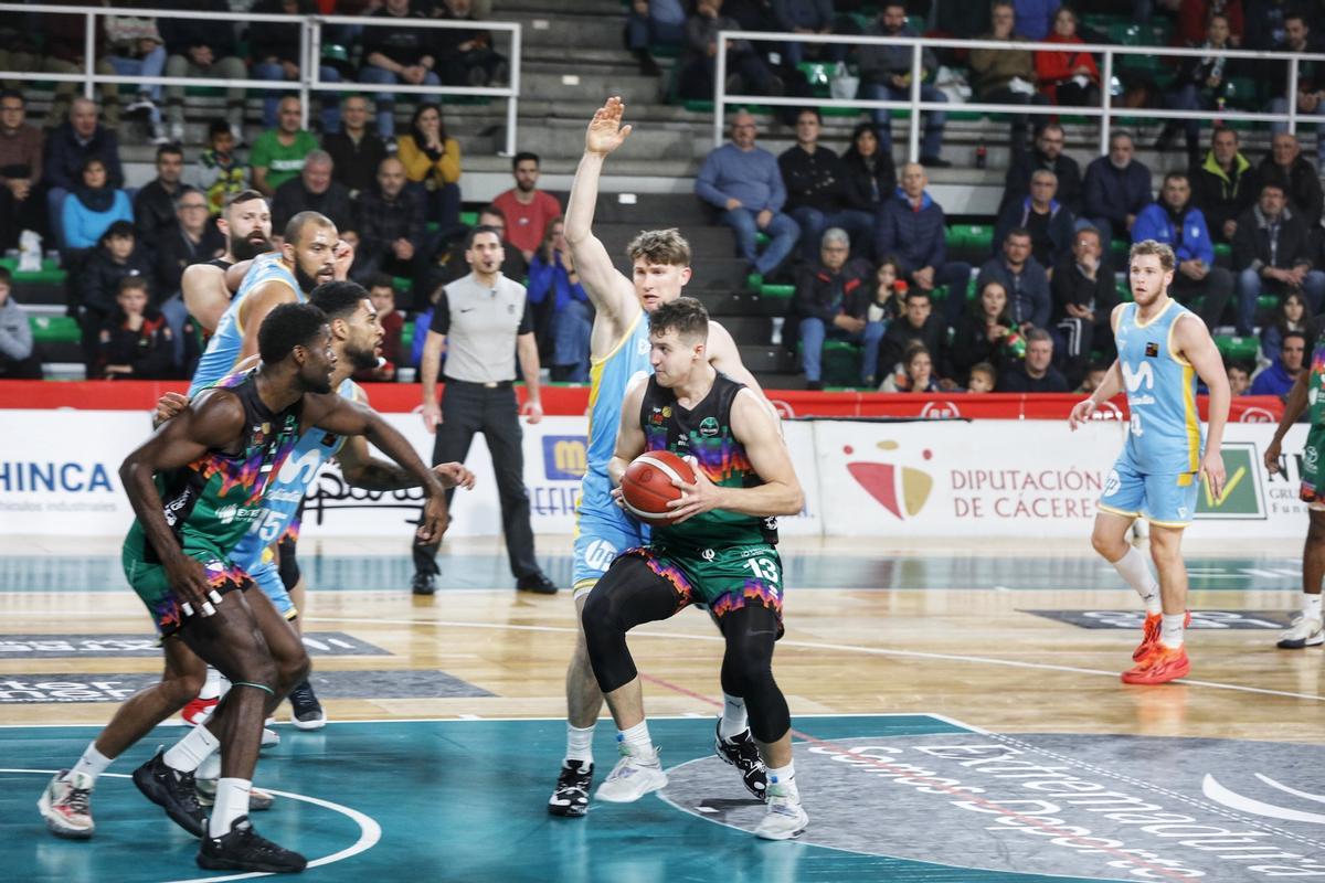 Simas Jarumbauskas, con el balón. intenta encestar.