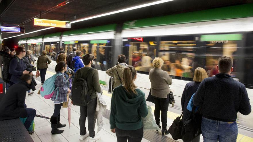 Una imagen de pasajeros del metro de Málaga.