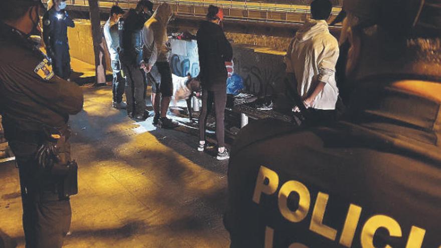 La Policía Local de Santa Cruz interviene con un grupo de jóvenes.