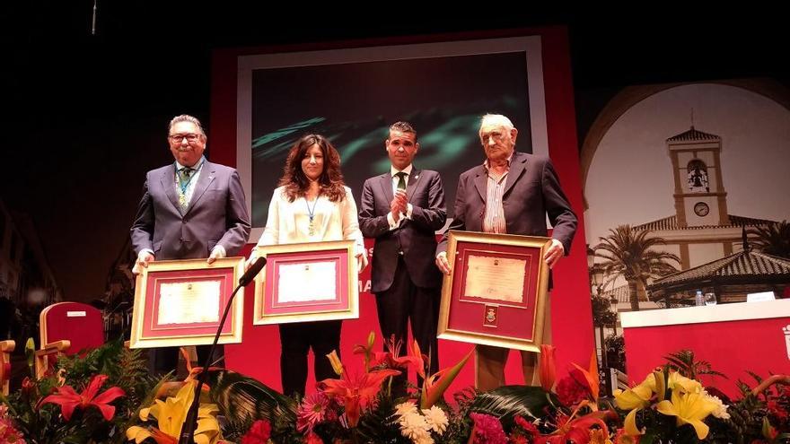 El alcalde José Bernal, con los distinguidos con las medallas de la ciudad.