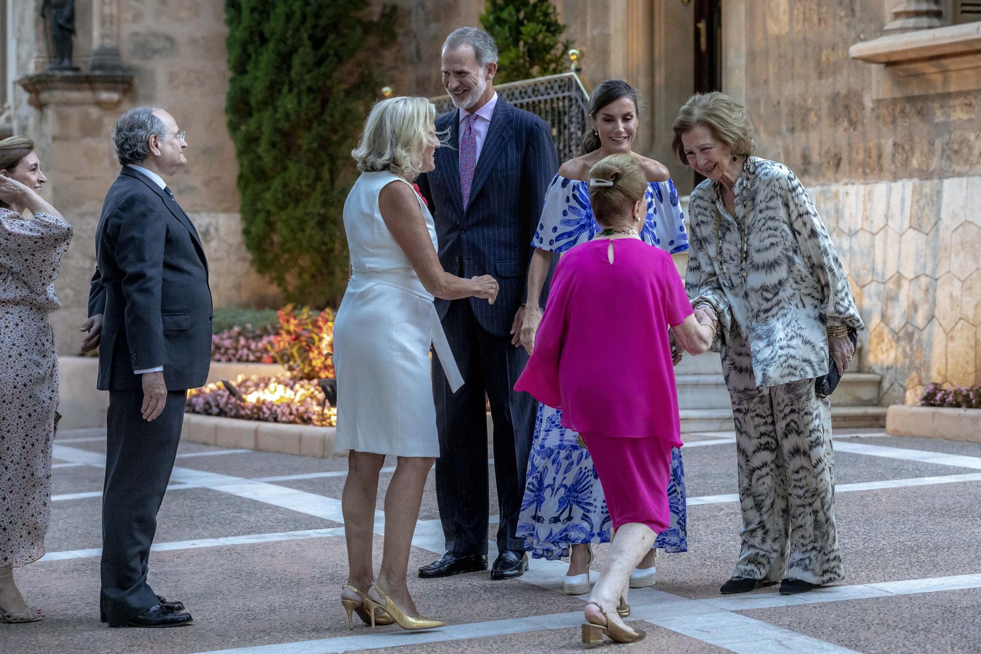 Mira aquí todas las fotos de la visita de los Reyes al Palacio Marivent para recibir a la sociedad balear