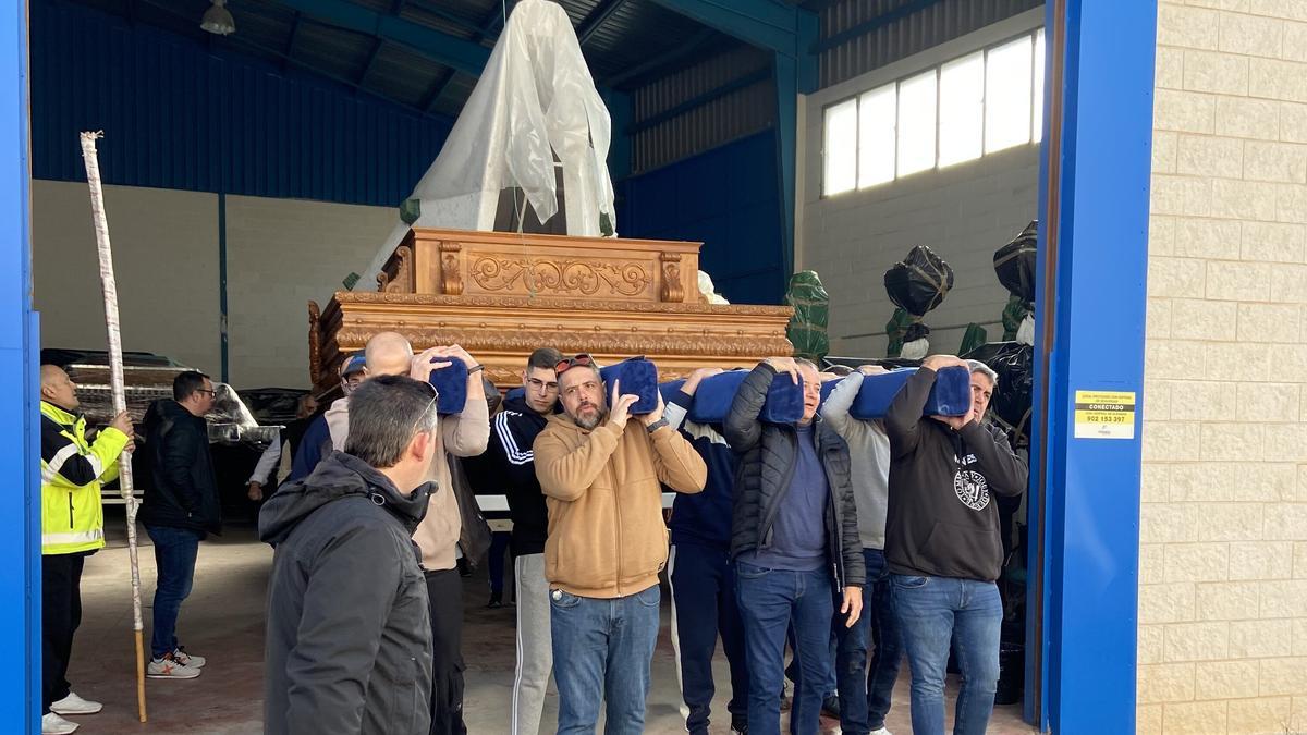 Los costaleros de Hogueras ensayan con la Virgen de la Alegría.