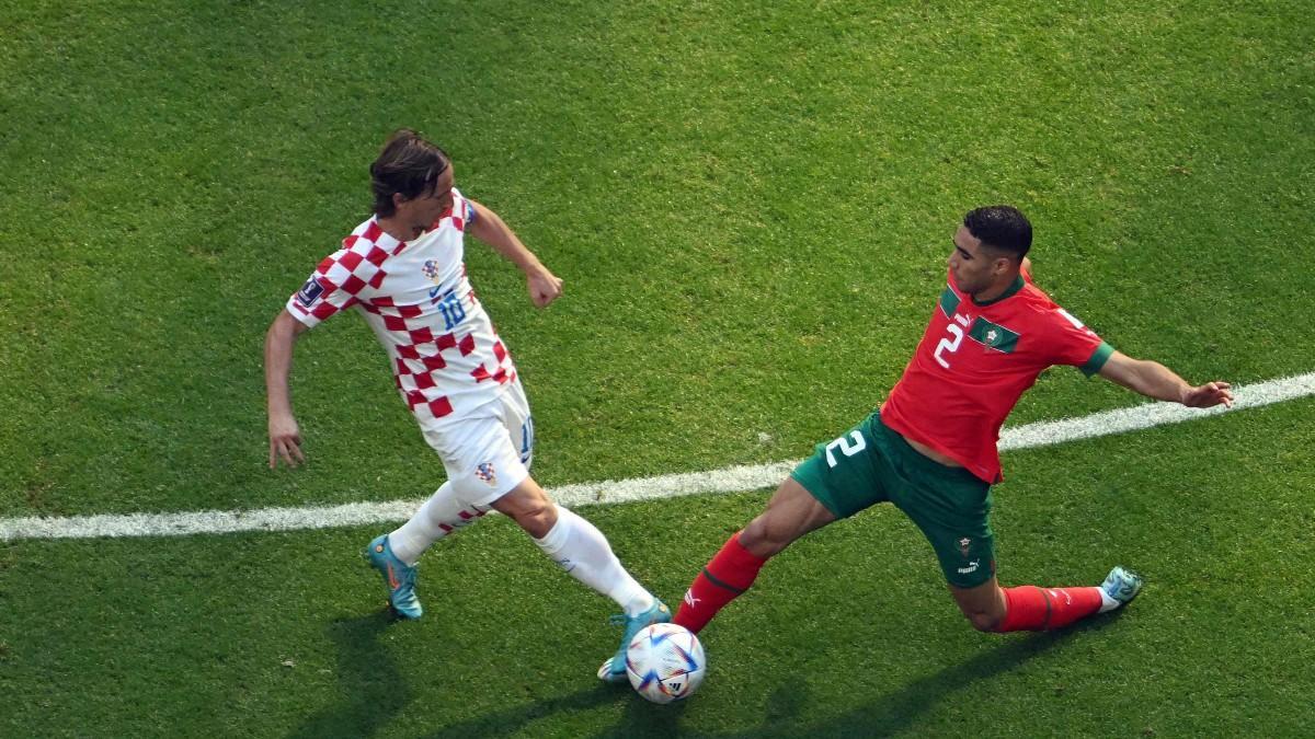 Achraf y Modric durante el encuentro entre Marruecos y Croacia