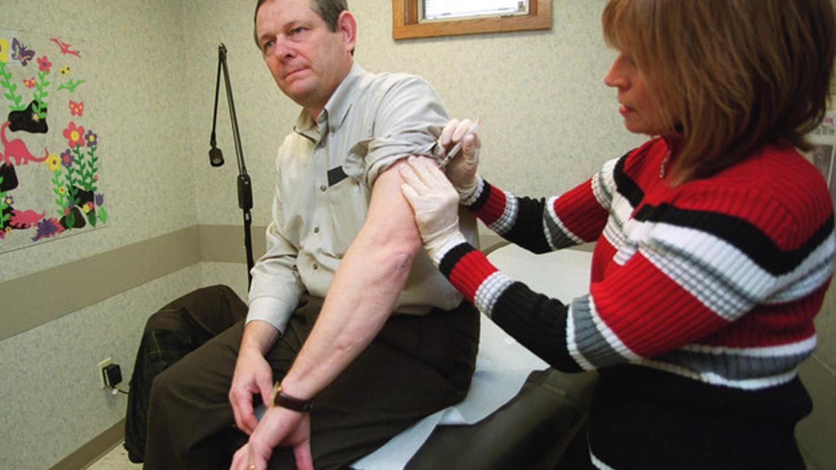 Un hombre recibe una vacuna en un ambulatorio de Iowa.