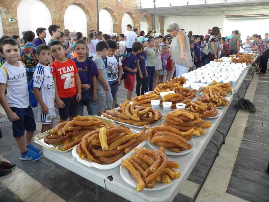 Más de 300 escolares han participado en la fiesta del 469 cumpleaños de Miguel de Cervantes en el interior del antiguo Mercado Minorista de Vélez-Málaga