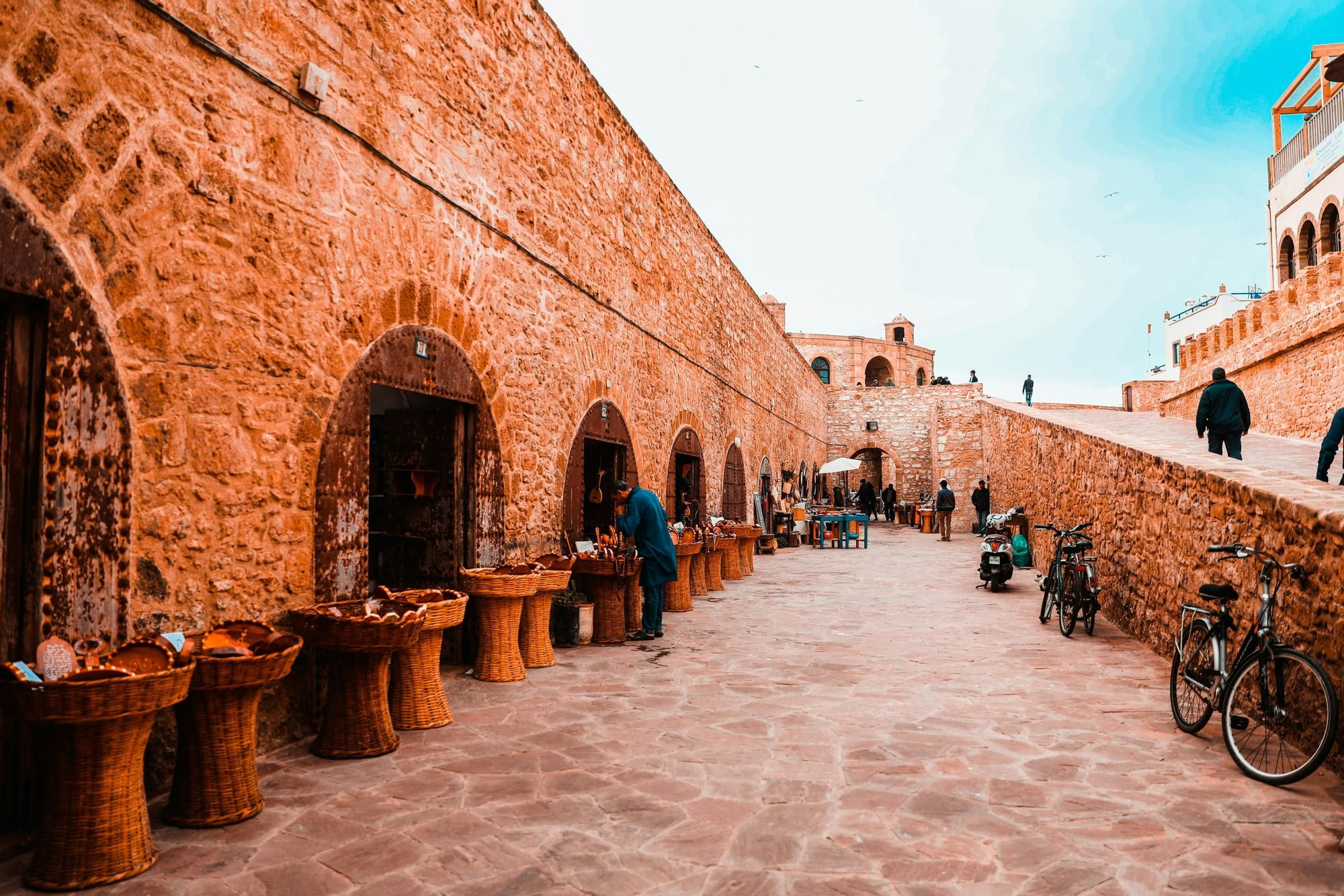 La muralla está flanqueada por artesanos y artistas