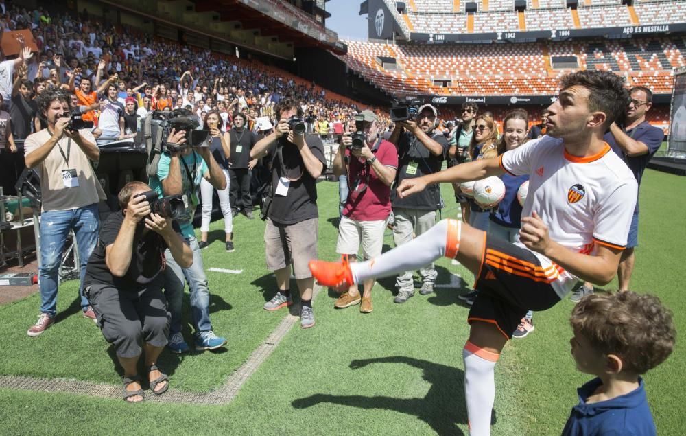 Munir, presentado con el Valencia CF