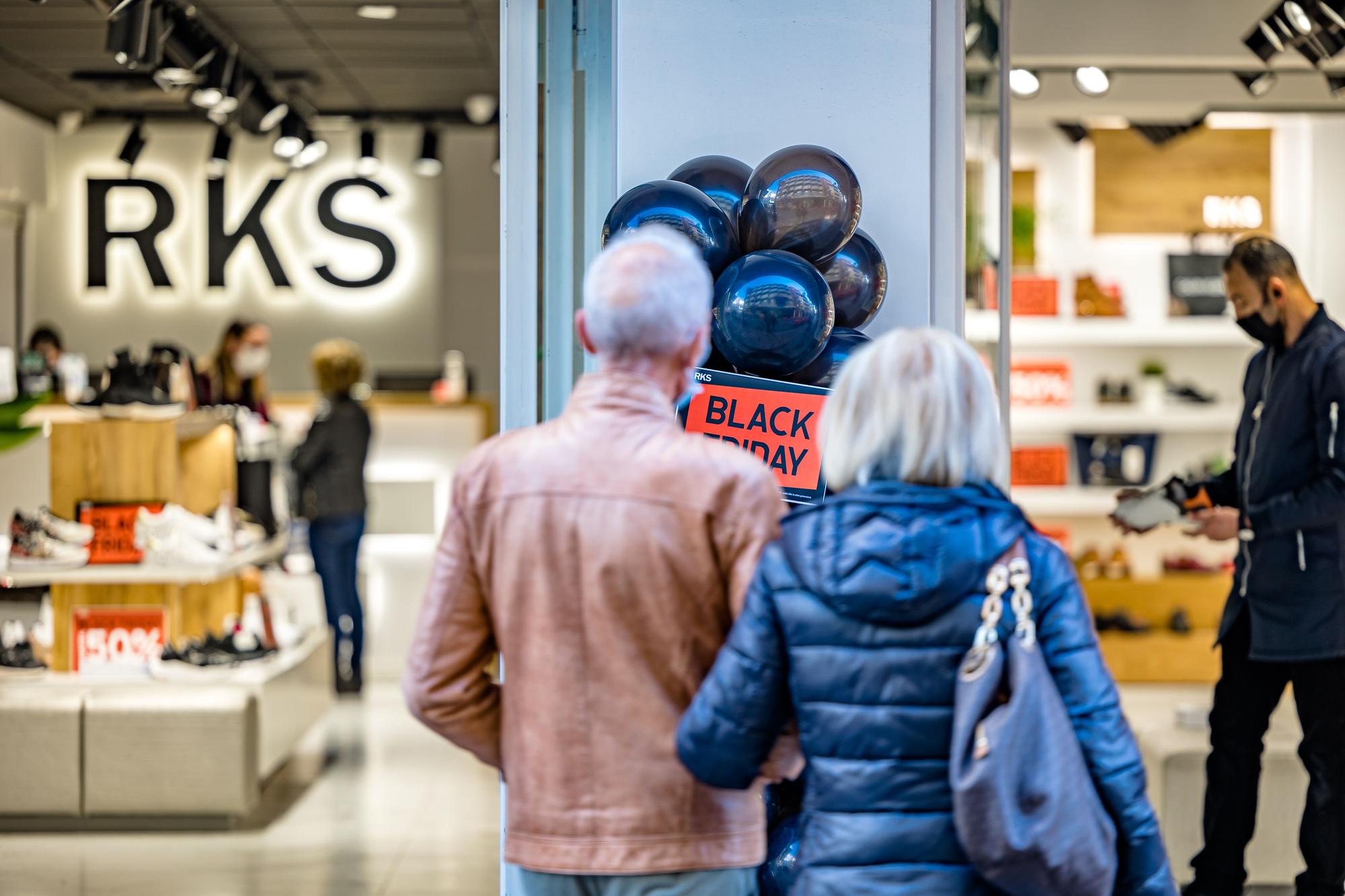 Jornada de Black Friday en Benidorm: las tiendas de la ciudad se llenan de clientes