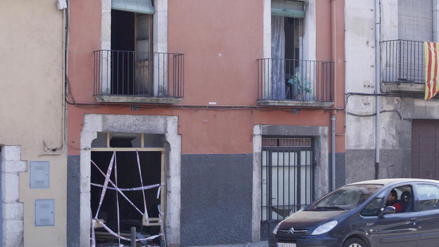 El cotxe va acabar encastat al número 102 del carrer Pont Major