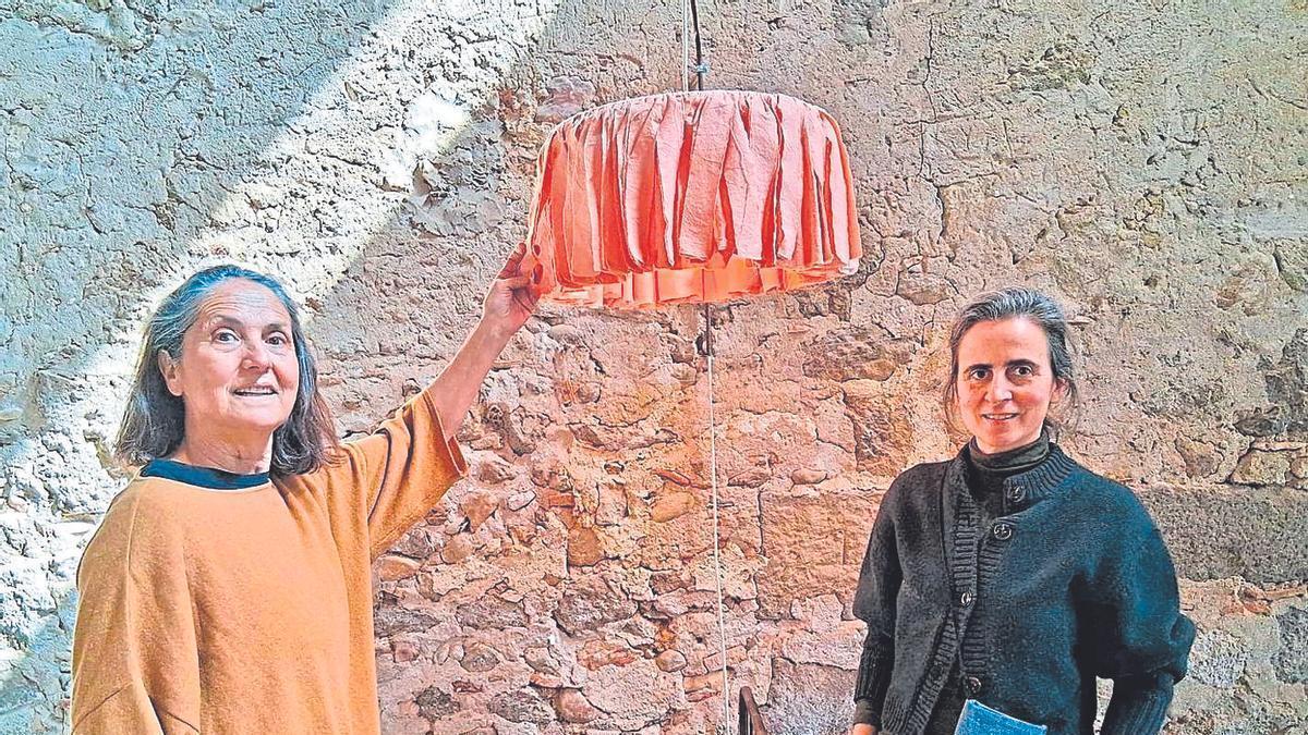 Catalina Alós i Ana Casas amb una de les seves làmpades, a l’estudi on les elaboren, a Vlamacolum.