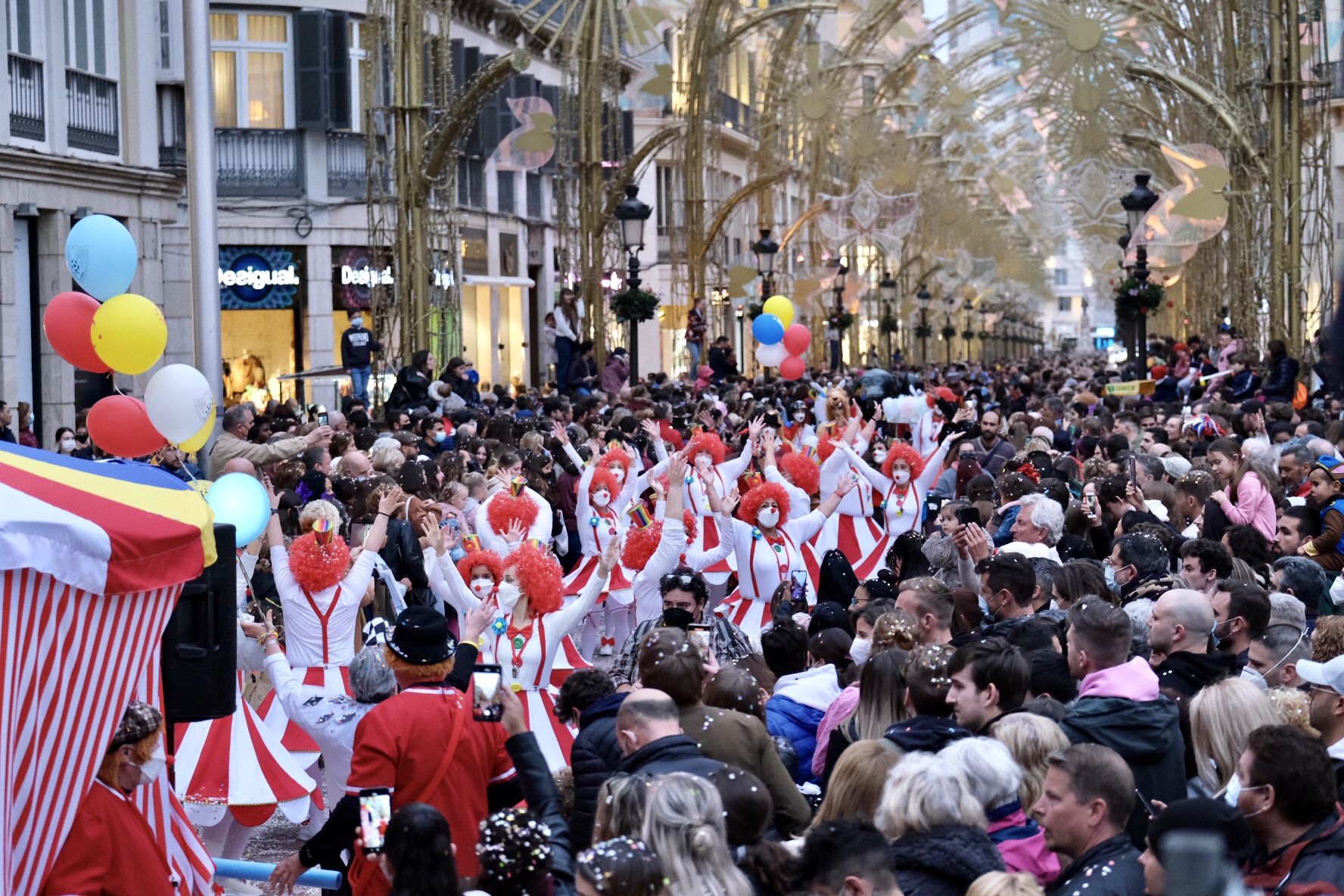 El Carnaval de Málaga toma la calle con el desfile