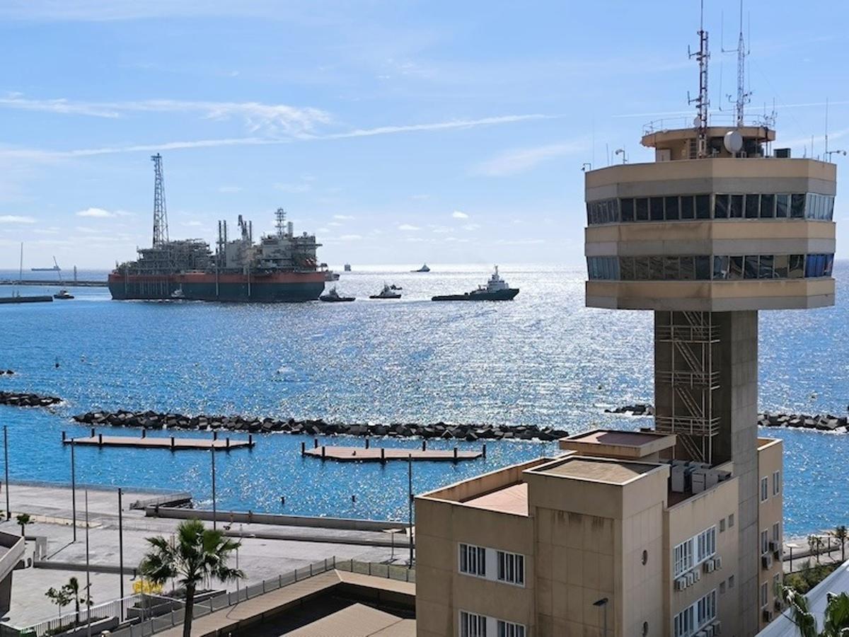 Salida del buque GTA FPSO del Puerto de Santa Cruz de Tenerife.