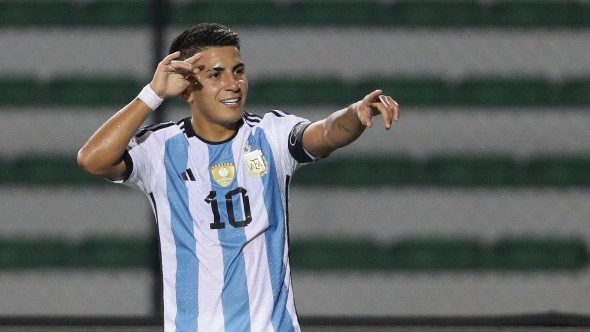 Thiago Almada celebra uno de sus tantos en el Preolímpico en Venezuela