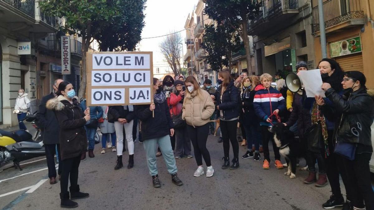 Una quarantena d’animalistes es van manifestar dijous passat davant el Consell Comarcal