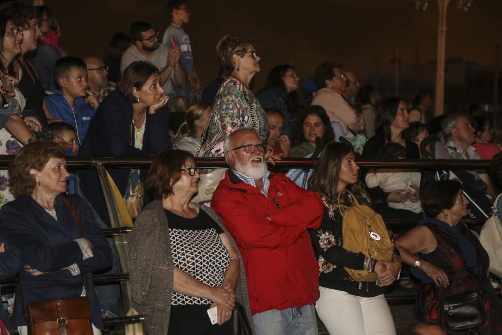 Espectáculo pirotécnico en las fiestas de Begoña, en Gijón.