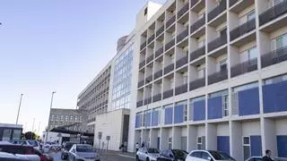 La falta de personal deja "bajo mínimos" varios departamentos del Hospital de la Ribera