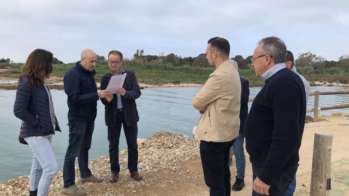 El presidente de la CHJ, Miguel Polo, ha visitado el cauce del río San Miguel junto al alcalde de Alcalà, Francisco Juan.