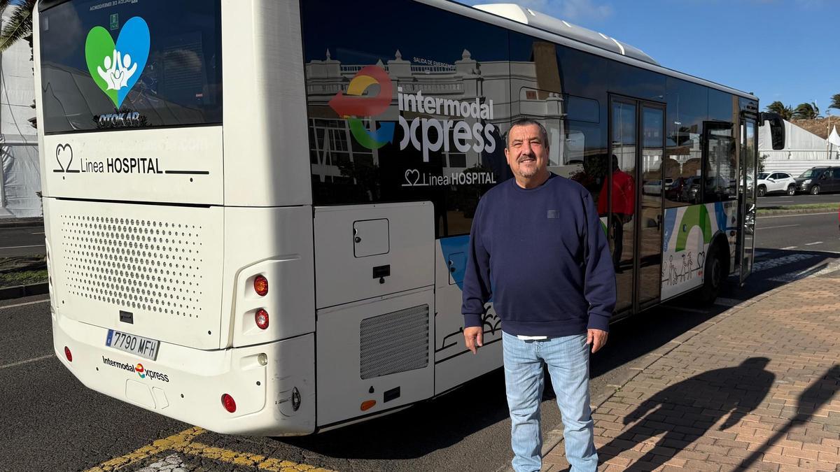 Miguel Ángel Jimenez, consejero de Transportes del Cabildo de Lanzarote, junto a la nueva línea que conecta Arrecife y el Hospital Molina Orosa