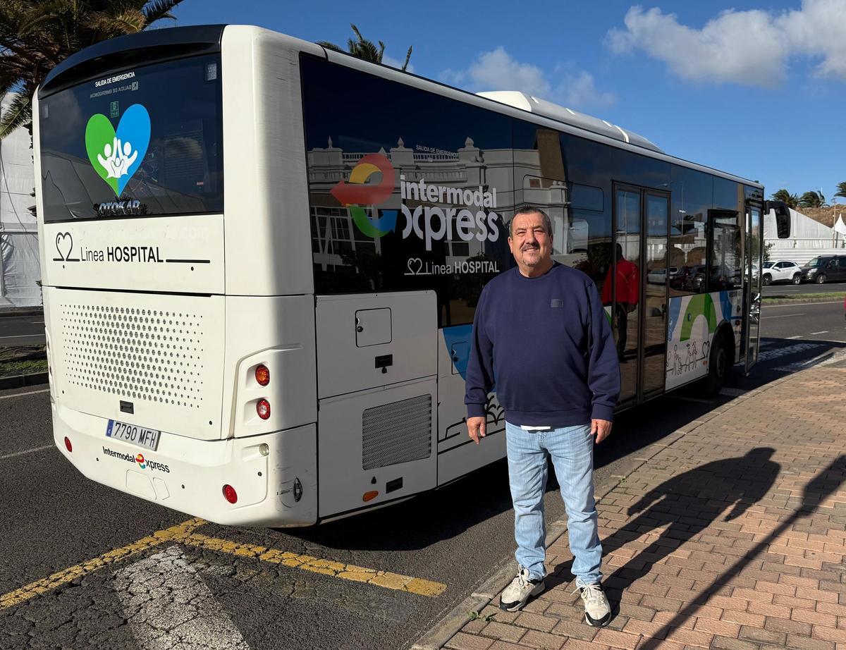 Miguel Ángel Jimenez, consejero de Transportes del Cabildo de Lanzarote, junto a la nueva línea que conecta Arrecife y el Hospital Molina Orosa