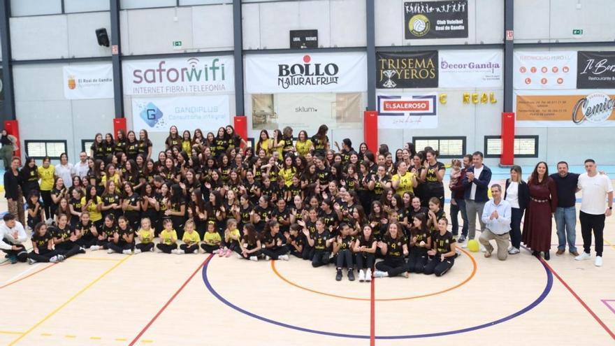 La "familia" del Club Voleibol Real de Gandia, en la presentación del domingo
