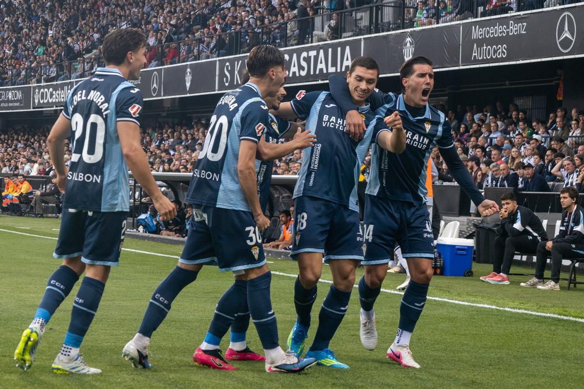 La plantilla del Córdoba CF celebra uno de los goles de Adrián Fuentes.