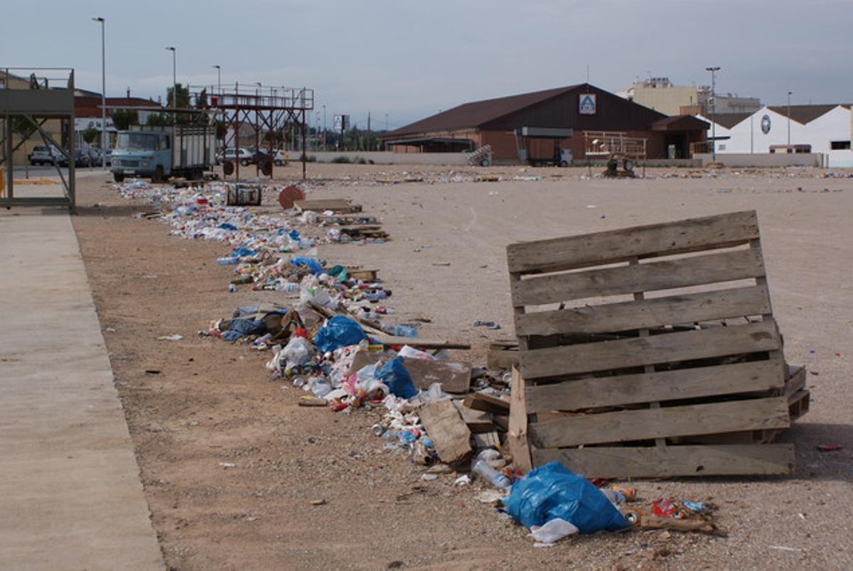 Brutícia a sota de la plaça de toros. Sobre aquest mateix terreny, fa just unes setmanes, s’alçava la plaça de toros d’Amposta. A l’ensorrar-la va quedar destapada la quantitat de brutícia que hi han acumulat els visitants. El més trist no és només que avui encara tingui aquest aspecte, sinó que les persones que assistien a la plaça tiressin totes les restes del menjar i de la beguda, sobretot si es té en compte que se’ls facilitava una bossa de plàstic on podien emmagatzemar la porqueria.