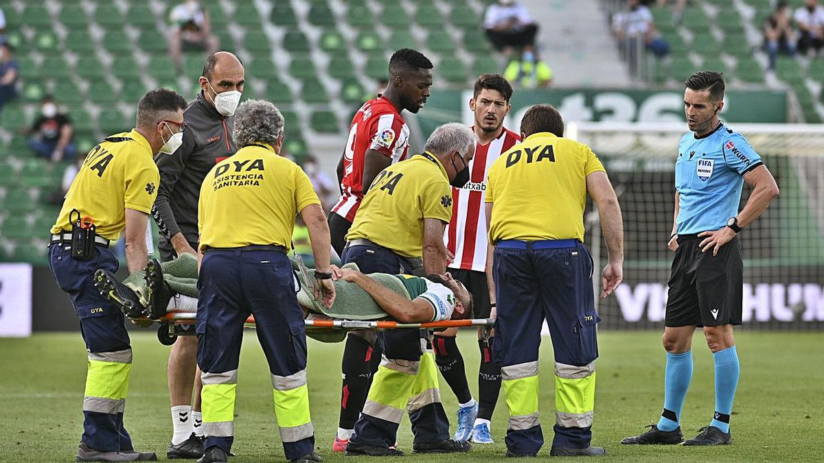 Las asistencias sanitarias retiran al capitán del Elche, lesionado en el último partido de Liga. | MATÍAS SEGARRA