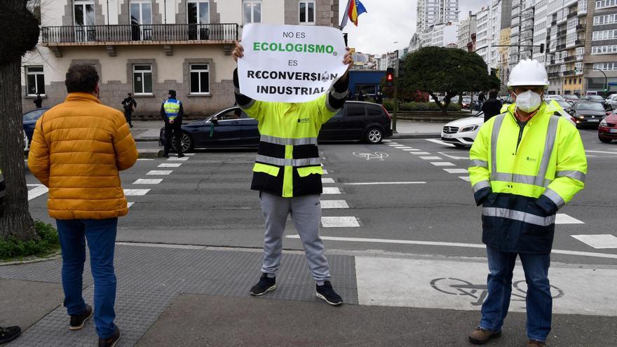 Una caravana de vehículos contra la ley de cambio climático llega a A Coruña