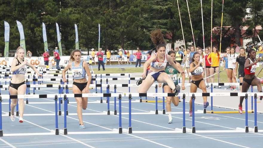 Un momento de la final de los 100 metros vallas en el Campeonato de España de Las Mestas.