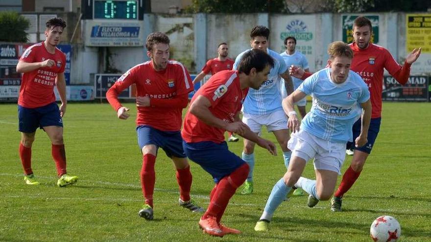 Sobre el césped de San Pedro hubo más intensidad que fútbol en un partido clave para ambos. // N. Parga