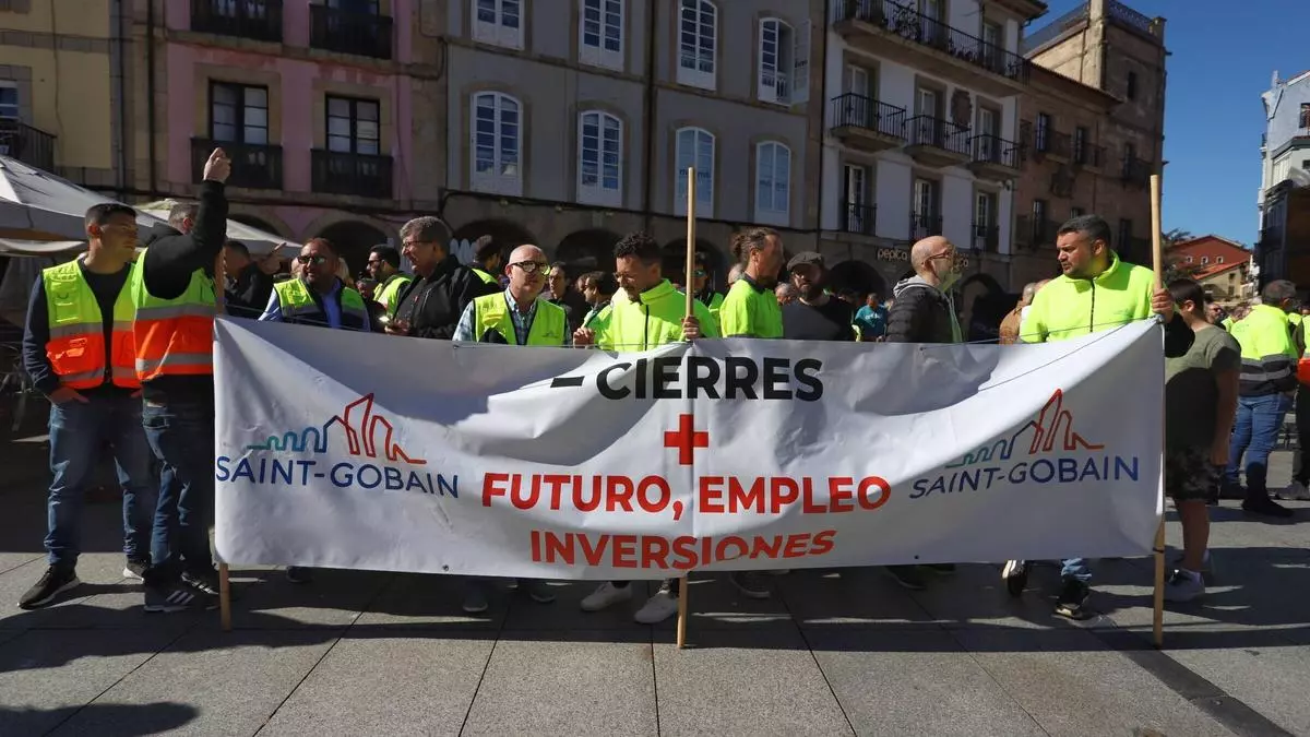 Avilés respalda a la plantilla de Saint-Gobain en su lucha por salvar el empleo: "Menos cierres y más futuro"