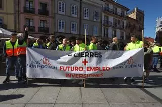 Los trabajadores de Saint-Gobain se concentran contra el cierre de la línea de parabrisas de Avilés